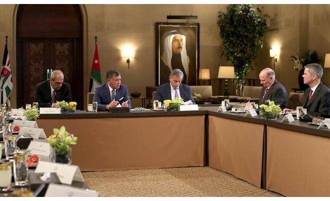 الملك يستقبل وفد كبار الضباط بجامعة