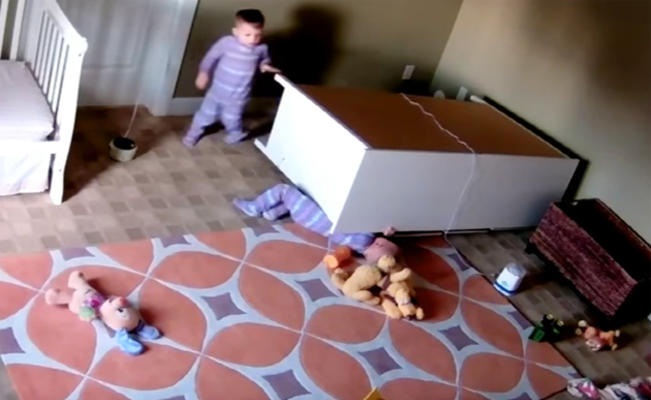 فيديو مؤثر.. طفل عمره عامان ينقذ