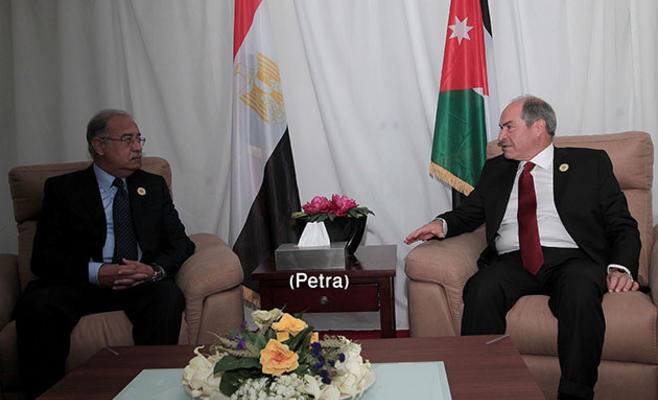 رئيس الوزراء المصري يصل إلى عمان