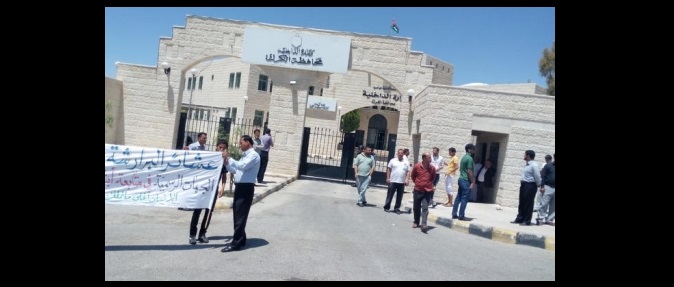 وقفة احتجاجية لذوي المصابين بـ (اعتداء