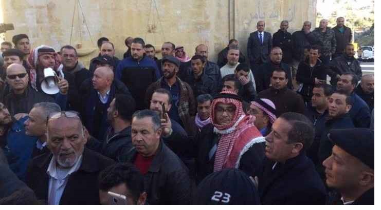 محتجون في السلط ينادون برحيل حكومة