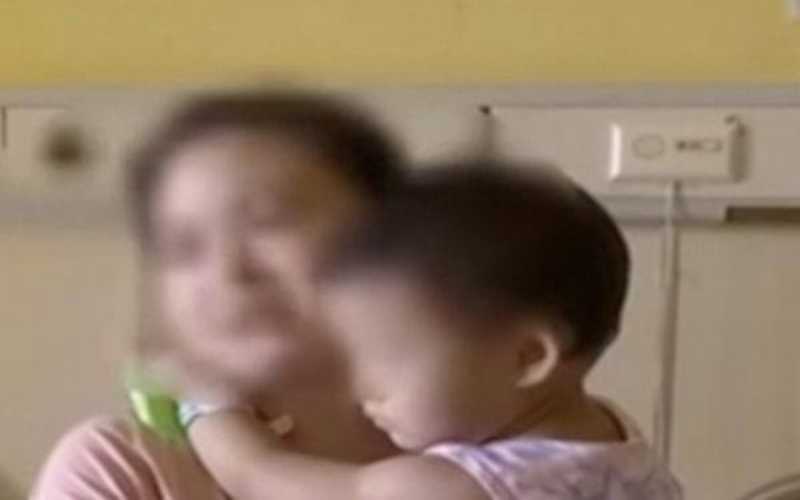 طفلة تنجو من الموت بأعجوبة بعد