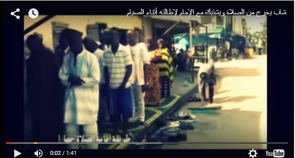 بالفيديو.. شاب يخرج من الصلاة ويشتبك