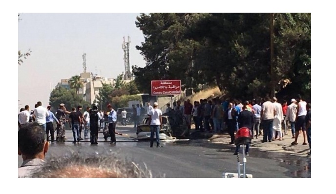 بالفيديو والصور.. .حريق مركبة يتسبب بأزمة