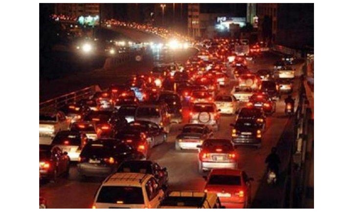 سقوط عمود كهرباء يتسبب بأزمة سير