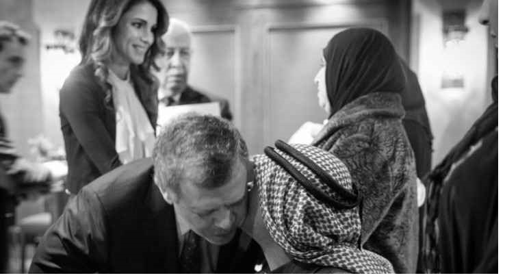 الملك يلتقي عددا من أسر شهداء