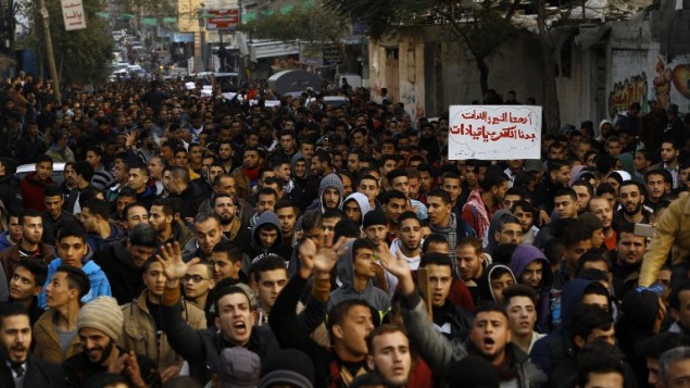 قوات الاحتلال تعتدي على مواطنين ومسعفين
