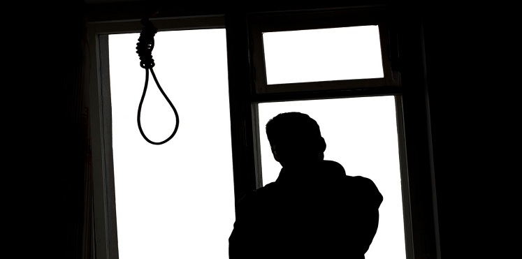 سيدة تجد ابنها مشنوقا بـ(ملابس نسائية)