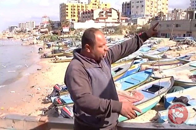 الاحتلال يفرج عن صياد ويبقي شقيقه