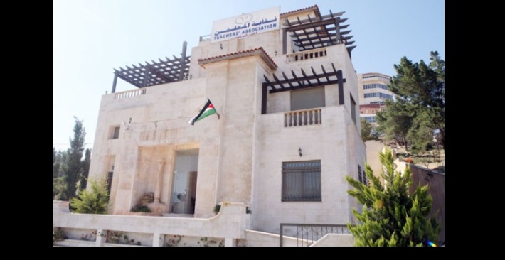 (المعلمين) ترفض فصل معلم بسبب انتقادات