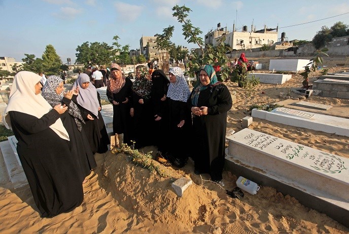 مقابر غزة تواسي ضحايا الحروب