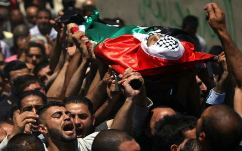 تشييع جثمان فلسطيني استشهد متأثرا بإصابته