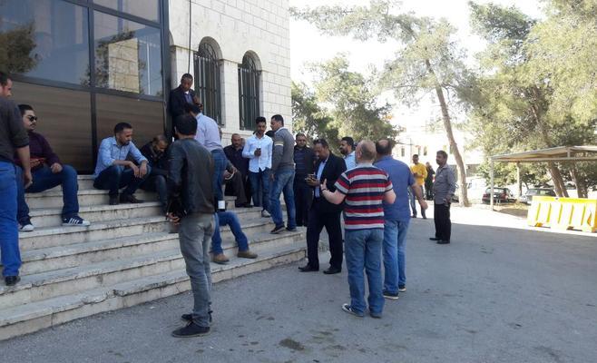 موظفو الأمانة يعلقون الإضراب