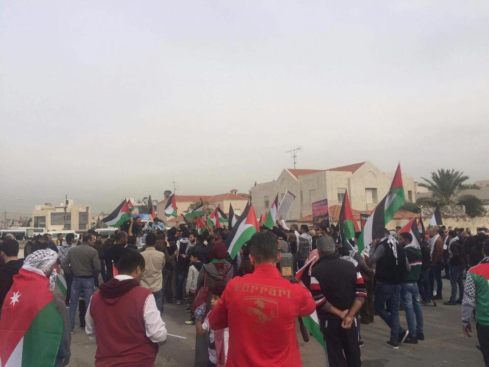 بالصور.. أردنيون ينددون بالقرار الأمريكي أمام