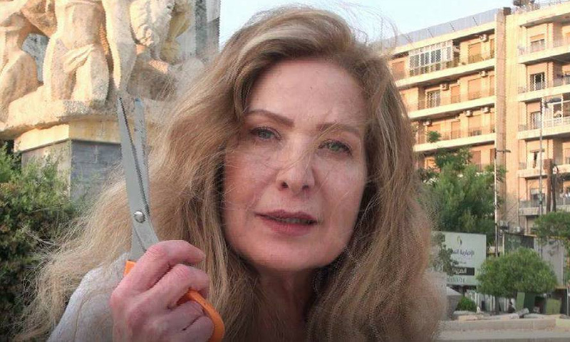 الممثلة رغدة تقص شعرها في حلب