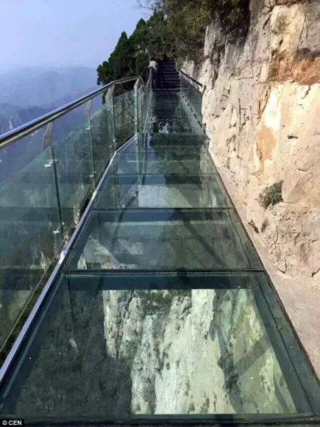 رعب بين السياح بسبب الممر الزجاجي