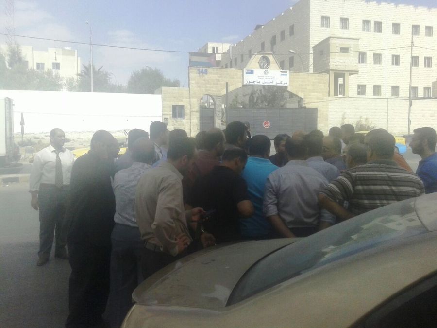 طلاب يقتحمون مدرسة في الرصيفة ويعتدون