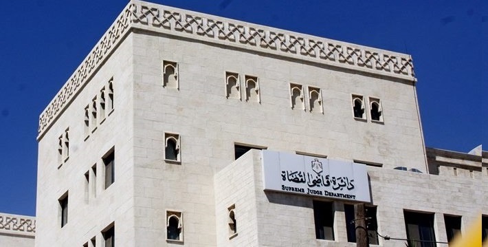 (قاضي القضاة) توزع عوائد عقود النكاح