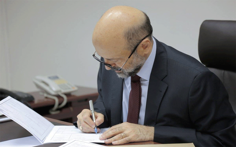 الوزراء يشهرون ذممهم المالية