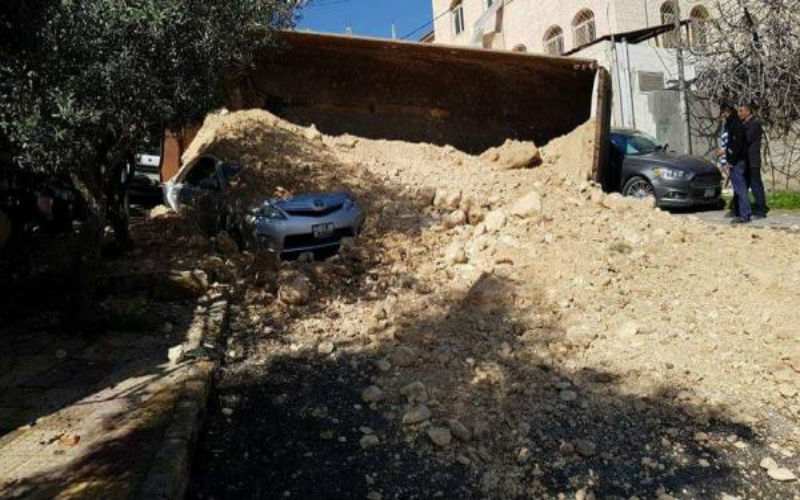 تدهور شاحنة محملة بالحصمة دون وقوع