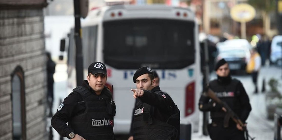 شرطي تركي يعتدي على سائحات تقدمن