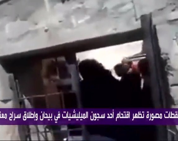 بالفيديو .. لحظة اقتحام سجن حوثي