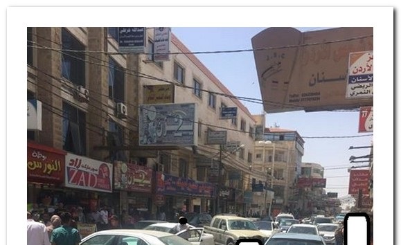 اردنية تغلق شارعا بمركبتها في المفرق