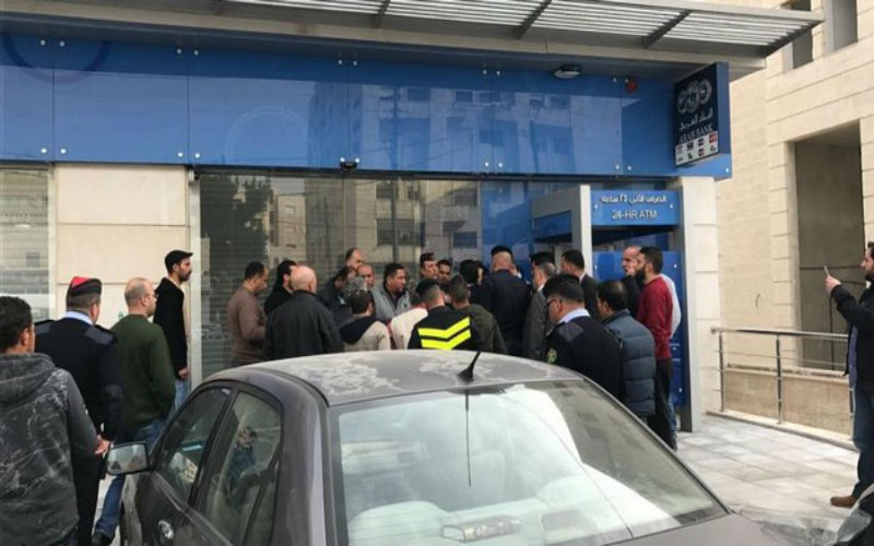 تفاصيل جديدية .. منفذ سطو البنك