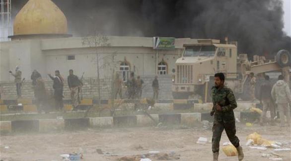 عناصر من الحشد الشعبي يمارسون الإرهاب