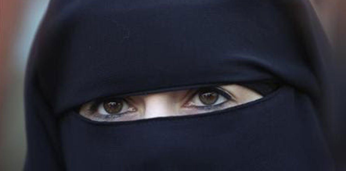 بلجيكا ترحل دنماركية بسبب رفضها خلع