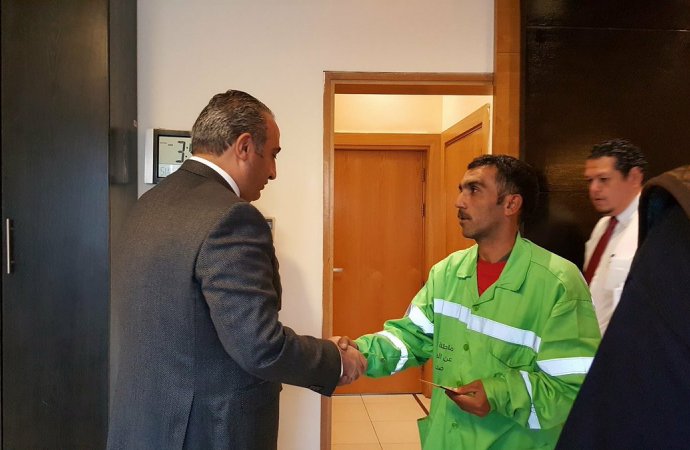 الشواربة يكرم عامل وطن لإخلاصه وتفانيه