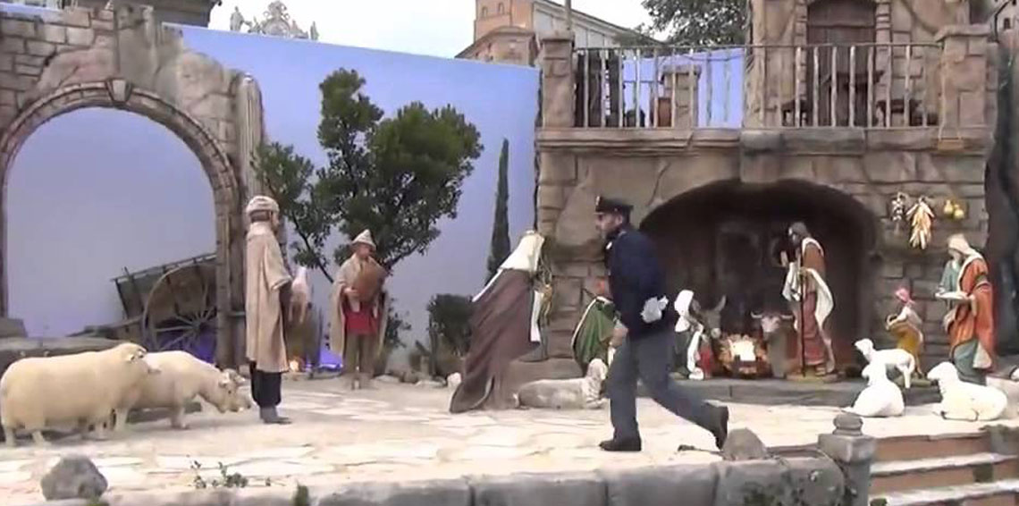 بالصور.. ناشطة عارية الصدر تسرق تمثال