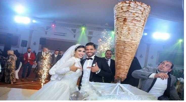 عروسان مصريان يستبدلان 39تورتة39 الزفاف بسيخ