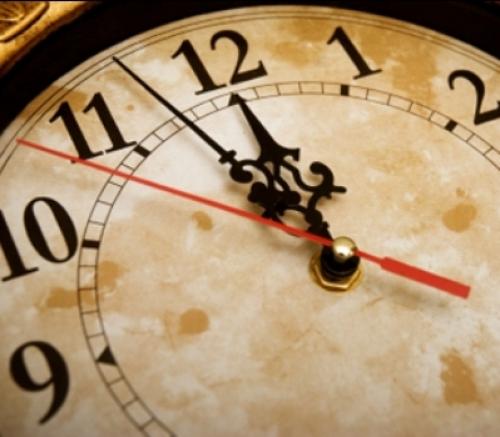 بدء العمل بالتوقيت الصيفي منتصف الليلة