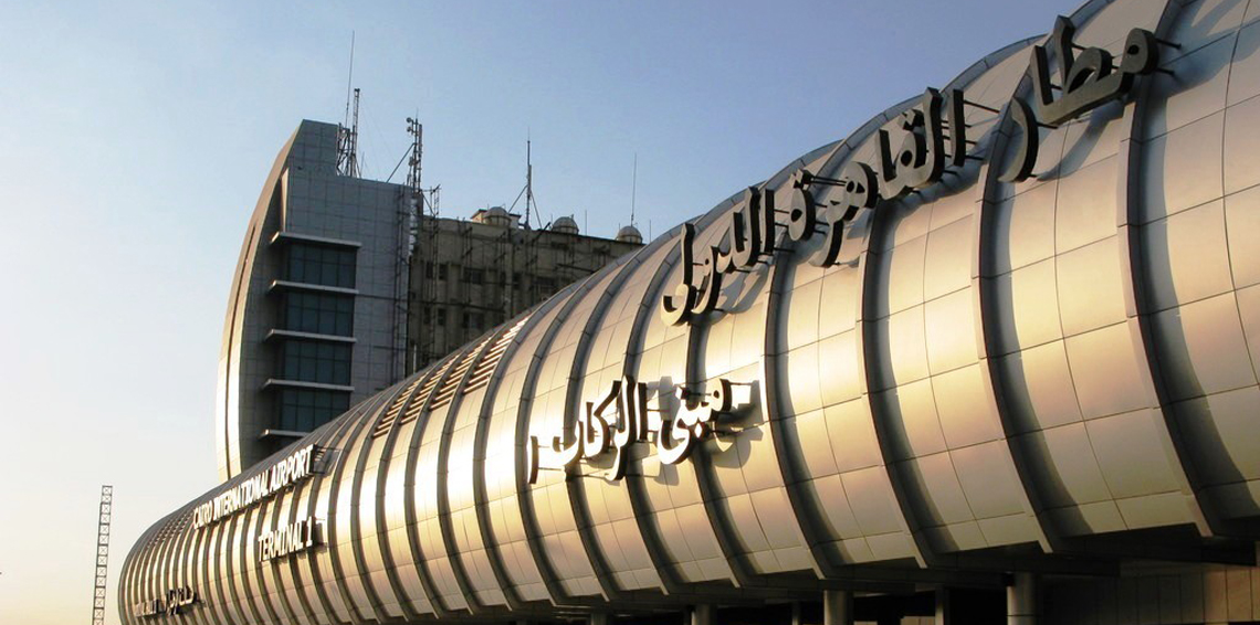 سعودية تثير أزمة بمطار القاهرة وهي