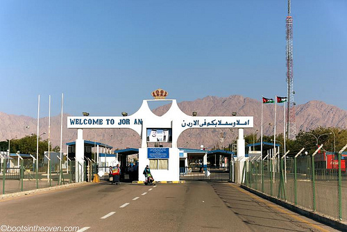 40 ألف مسافر يعبرون جسر الملك