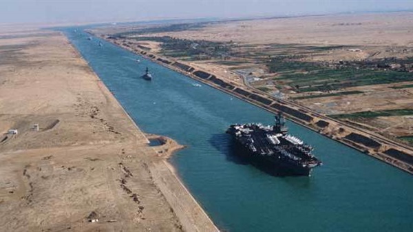إيرادت قناة السويس في انخفاض