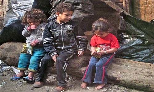 عمان.. ضبط 5 متسولين بينهم طفلان