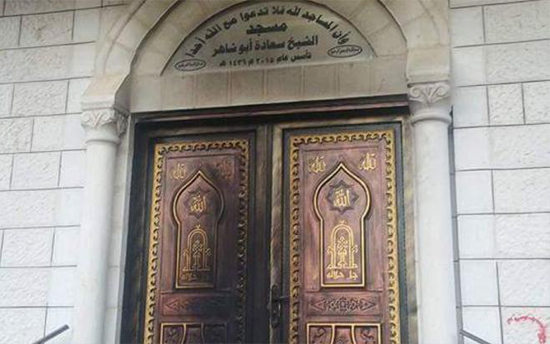 مستوطنون يحرقون مسجدا قرب نابلس بالضفة