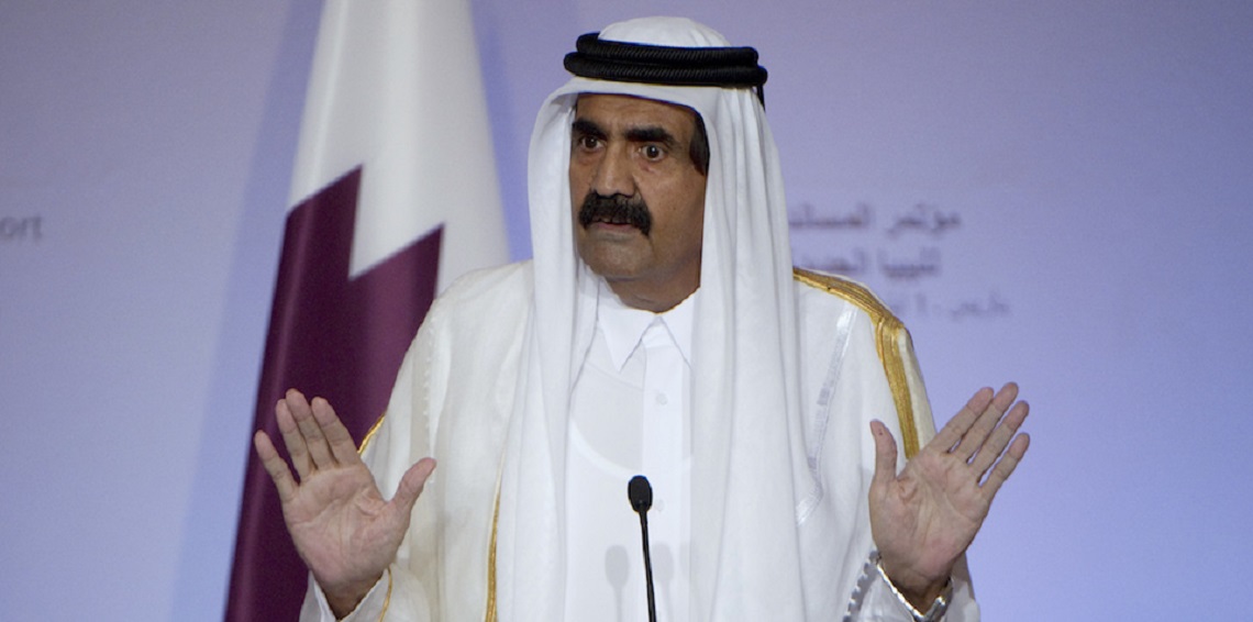 فورين بوليسي: الشيخ حمد الحاكم الفعلي