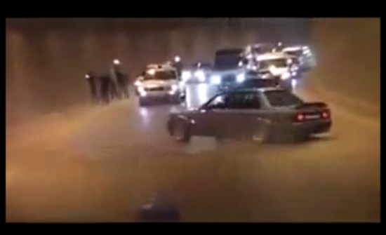 سائق يفحط بالقرب من دورية شرطة