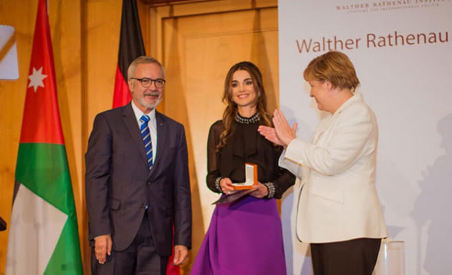 الملكة رانيا تتسلم جائزة والتر راثيناو