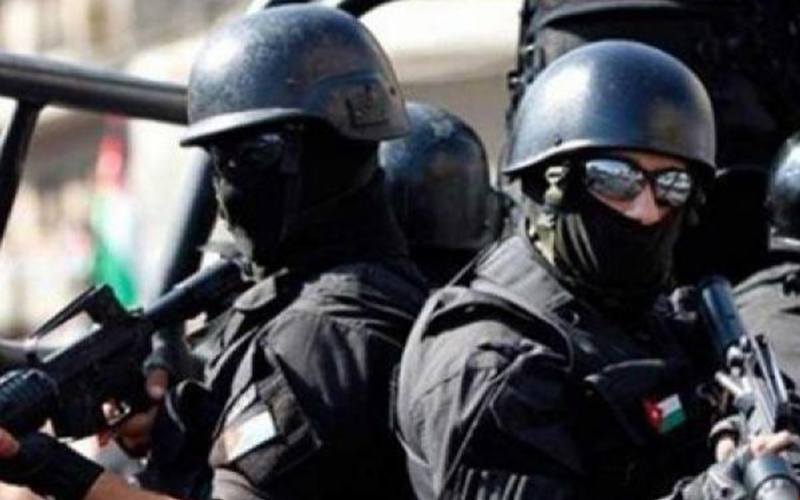 القبض على 3 مطلوبين احدهم بحوزته