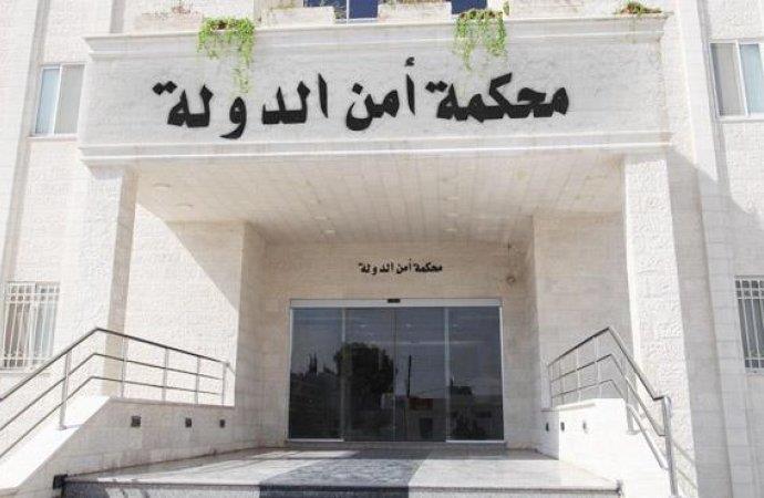 محاكمة متهم اعتبر العاملين في الدولة
