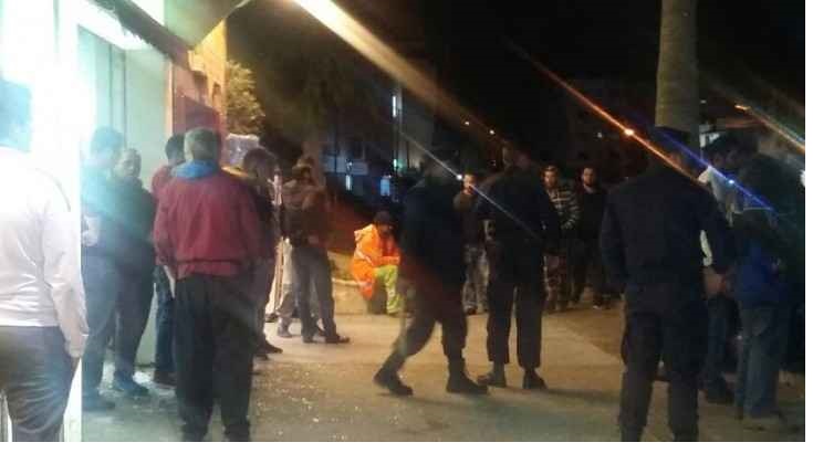 بالصور.. اعتداء على مطعم واصابة عامل