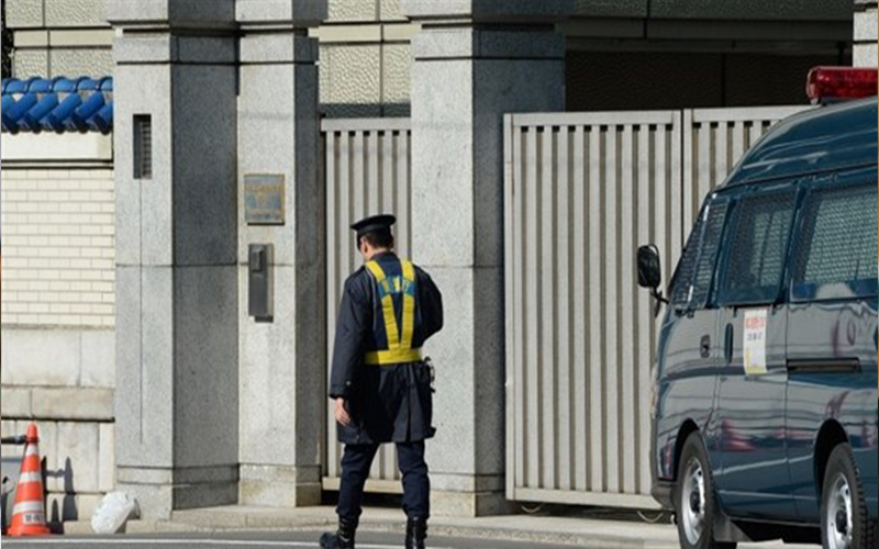 ياباني يحتجز ابنه المعاق في قفص