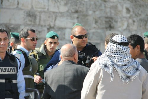 الاحتلال الاسرائيلي يمنع الفلسطينيين من دخول