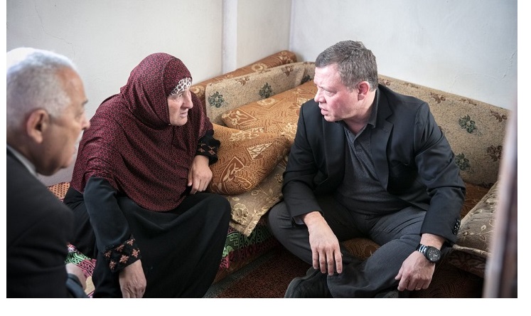 بالصور.. الملك يتفقد أحوال أسرة عفيفة