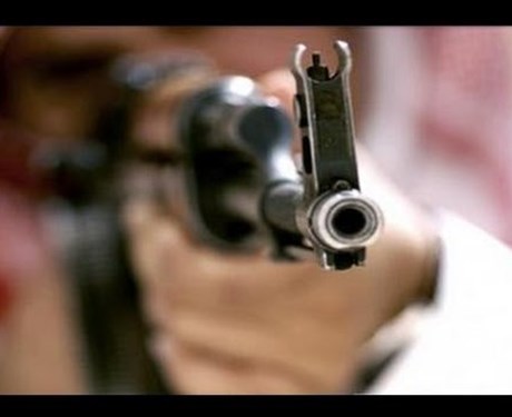 شخص يطعن عاملا وافدا ويطلق النار