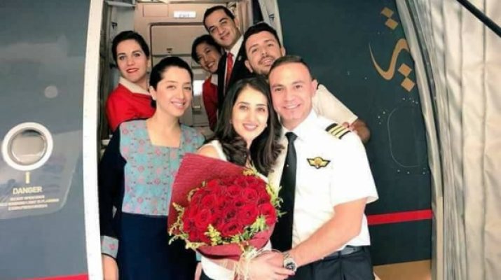 طيار يخطب فتاة على متن طائرة